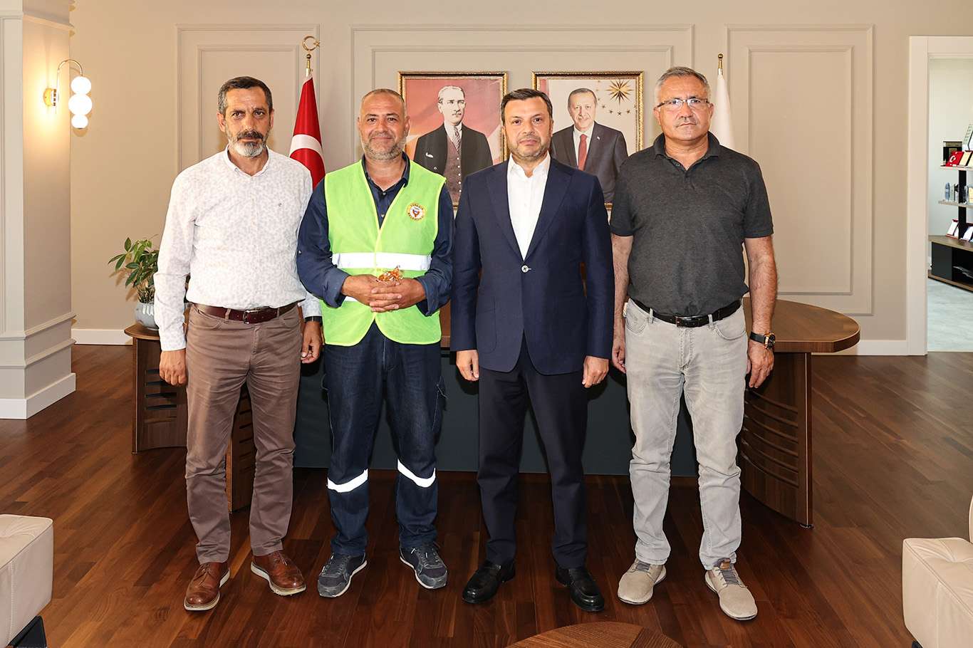 Belediye işçisi yerde bulduğu altınları sahibine teslim etti Belediye işçisi yerde bulduğu altınları sahibine teslim etti